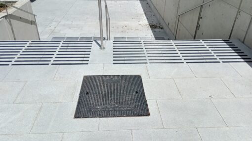 Aviso de escaleras en exterior