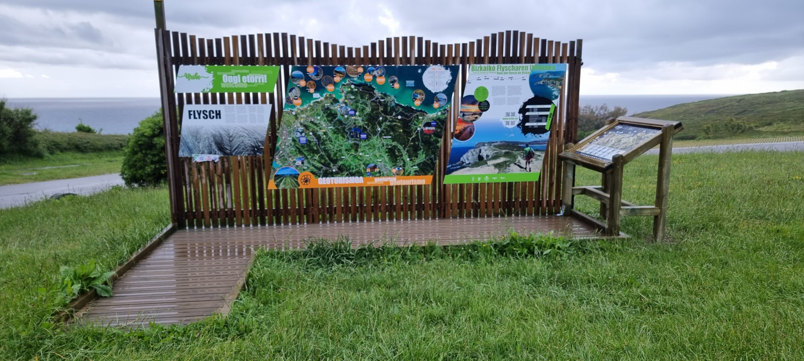 Instalación con atril inclinado en Barrika sobre el flysch Bizkaia