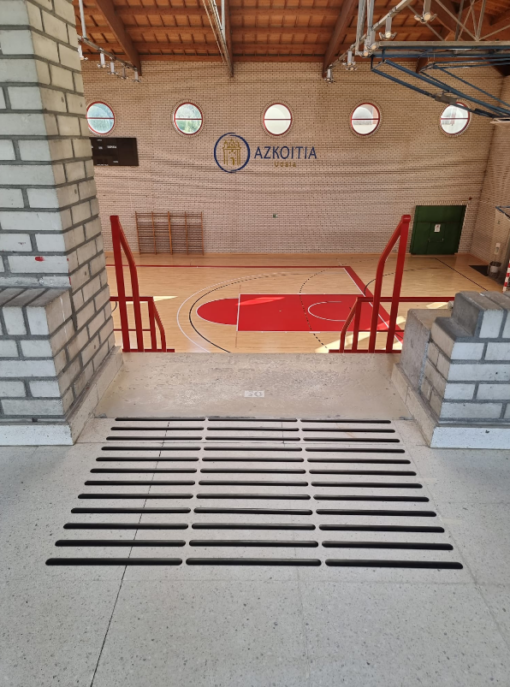 Usar pavimento táctil en espacios comunes hace una enorme diferencia en accesibilidad como en el Polideportivo de Azkoitia
