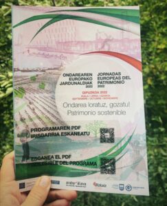 Una mano con el folleto de las Jornadas de Patrimonio de Gipuzkoa 2022