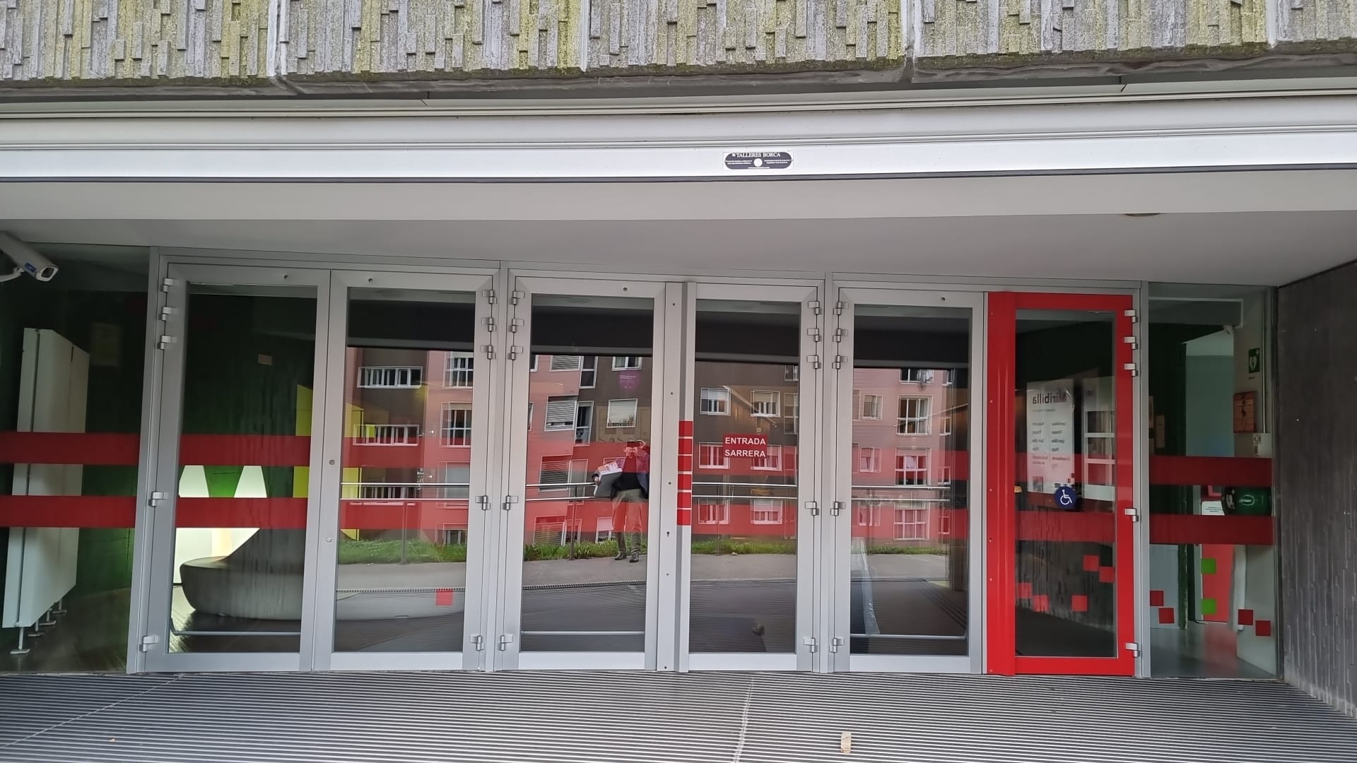 Puerta de entrada al polideportivo Miribilla