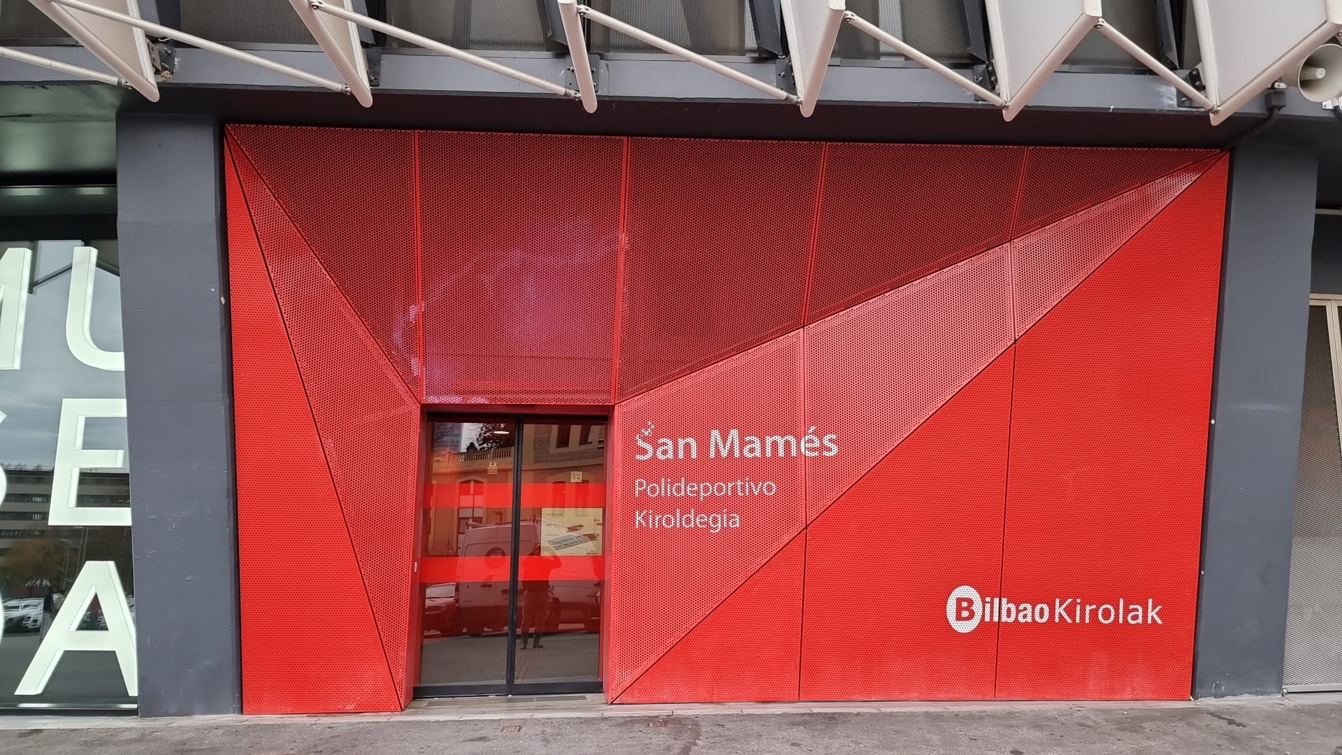 Puesta de entrada al polideportivo San Mamés