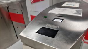 Torno de entrada con señalización braille