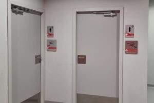 señalización de aseo con indicación del lado de la transferencia