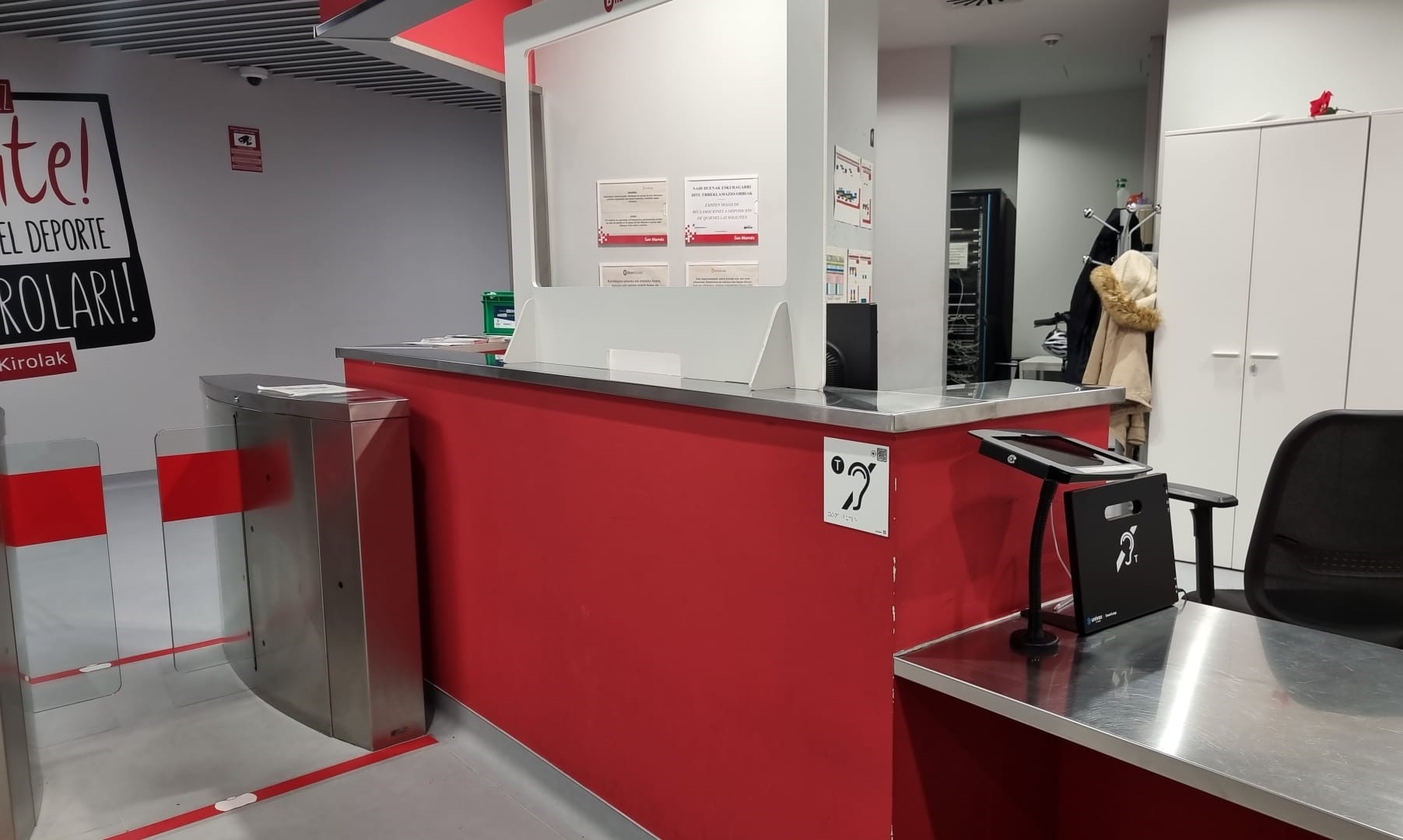 Punto de información con bucle magnético y señal en braille que lo indica 