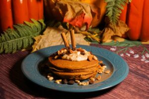Receta de repostería de halloween compuesta por tortitas, nata, barquillos y frutos secos