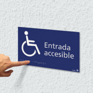 Ejemplo de colocación en pared de la placa Entrada accesible