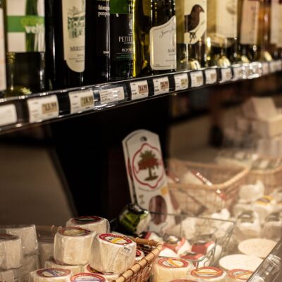 Balda de supermercado con diferentes vinos