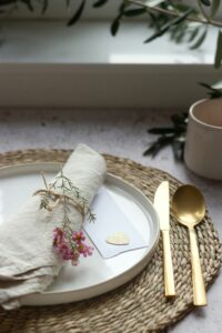 mesa de restaurante decorada para san valentín