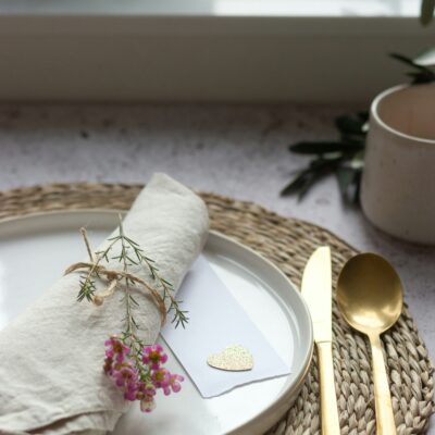 mesa de restaurante decorada para san valentín