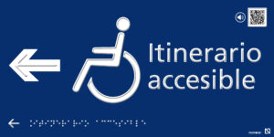 Placa Itinerario accesible a la izquierda con QR, braille y altorrelieve