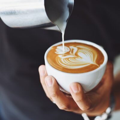 Persona sirviendo un café