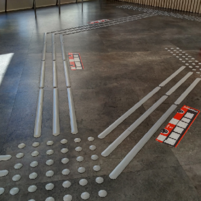 pavimento táctil sobre suelo gris de estación de autobuses