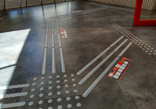 pavimento táctil sobre suelo gris de estación de autobuses