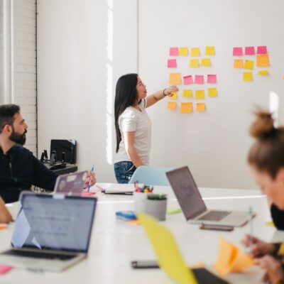Equipo de personas trabajando en una oficina