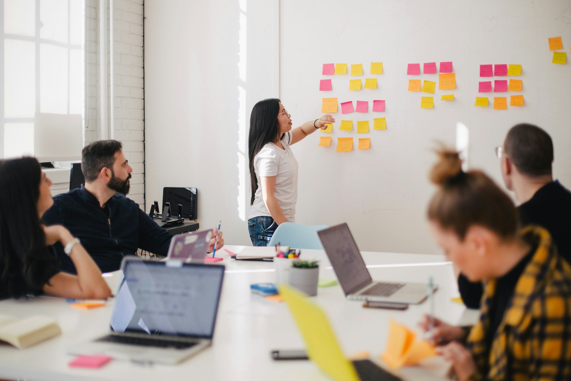 Equipo de personas trabajando en una oficina