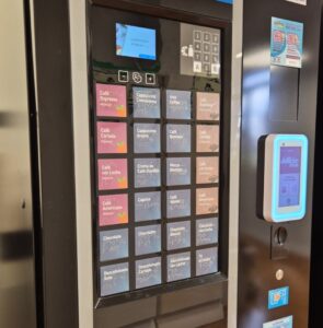 máquina de café con botones en braille
