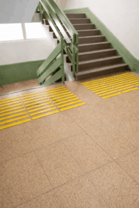 Aviso de escalera amarillo
