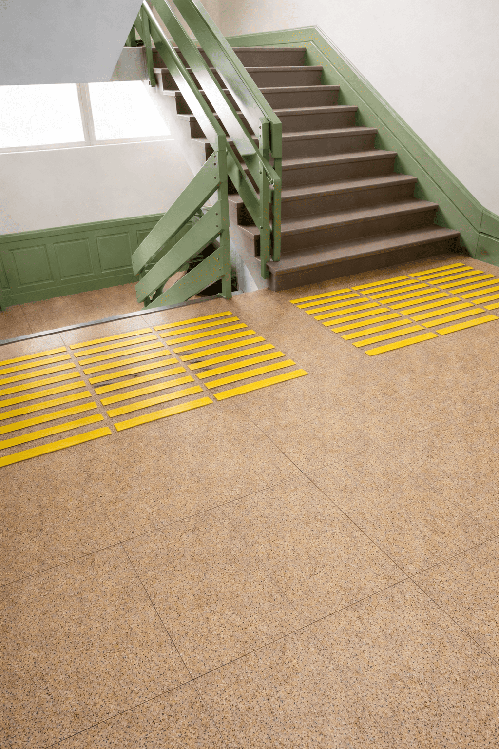 Aviso de escalera amarillo