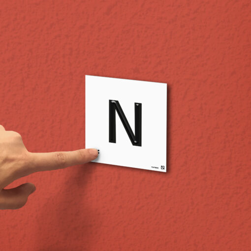 Placa letra N en braille y altorrelieve en aluminio
