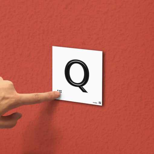 Placa letra Q en braille y altorrelieve en aluminio