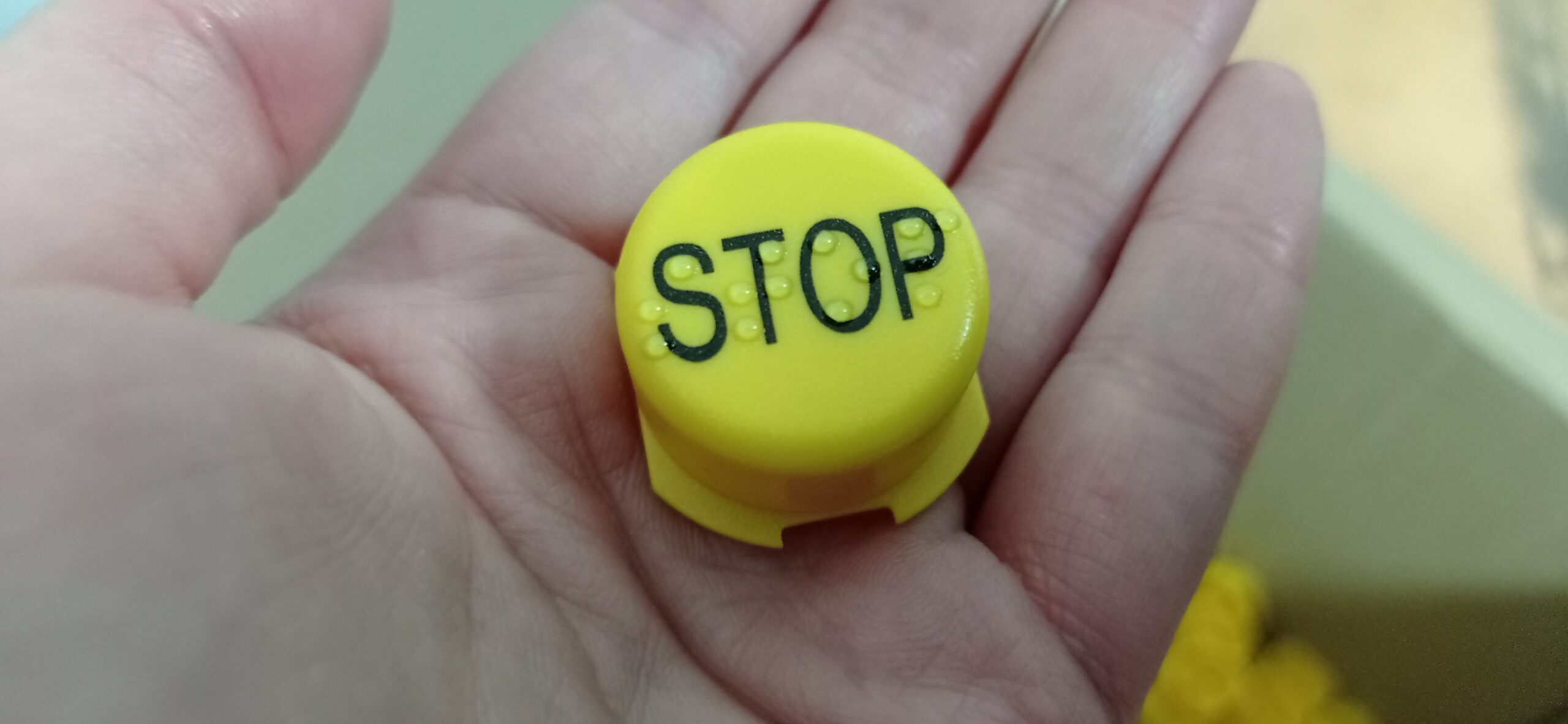 botón de stop con braille