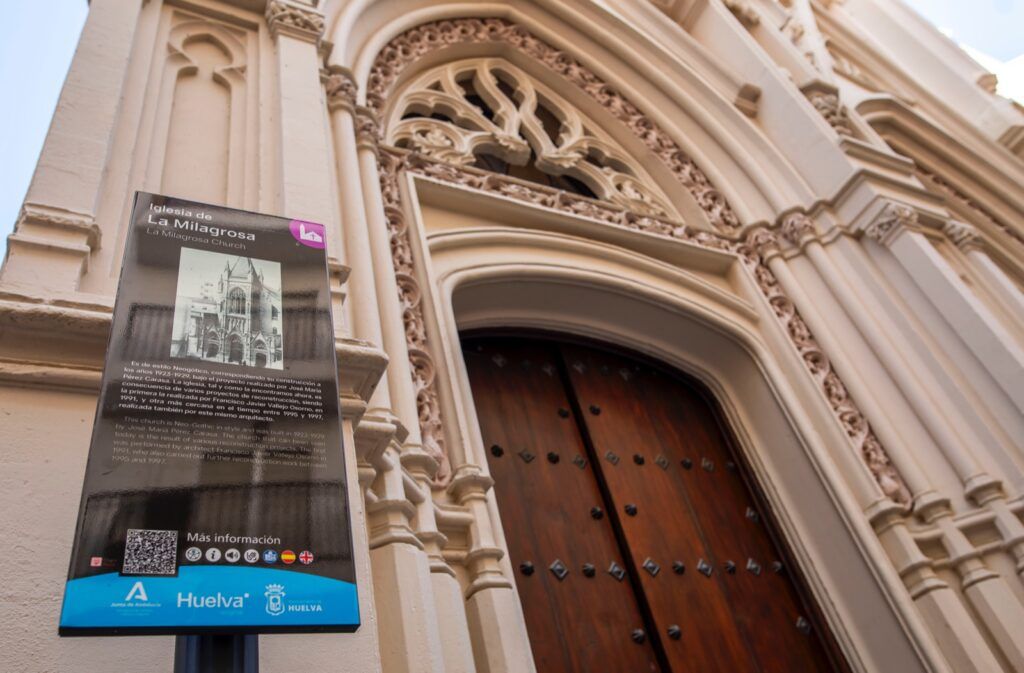 La fachada y el cartel de la Iglesia de la Milagrosa