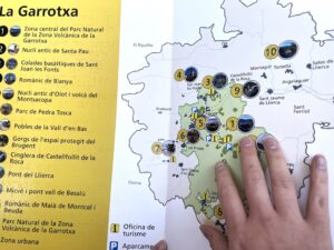 Mano tocando un plano con relieve