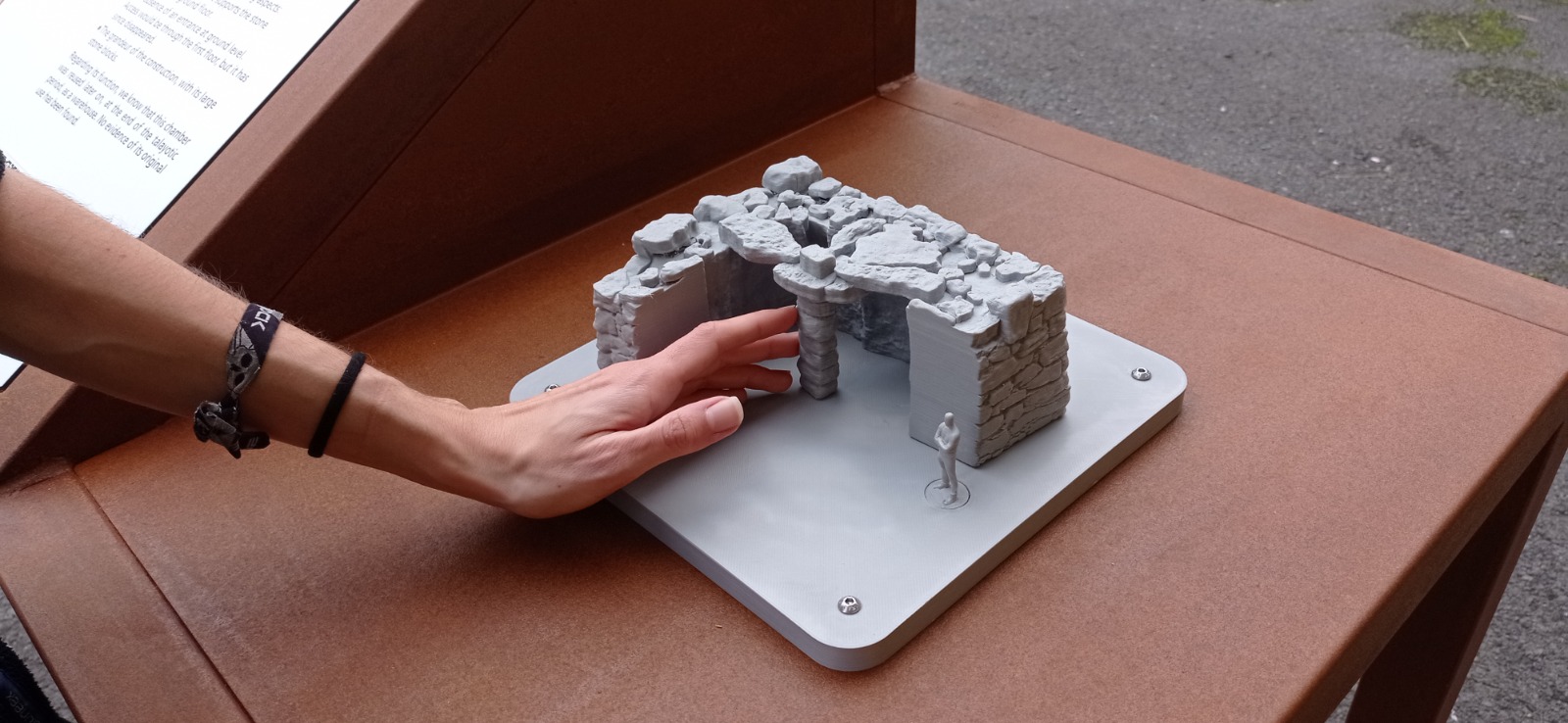 mano tocando una figura de un talaiot en 3D