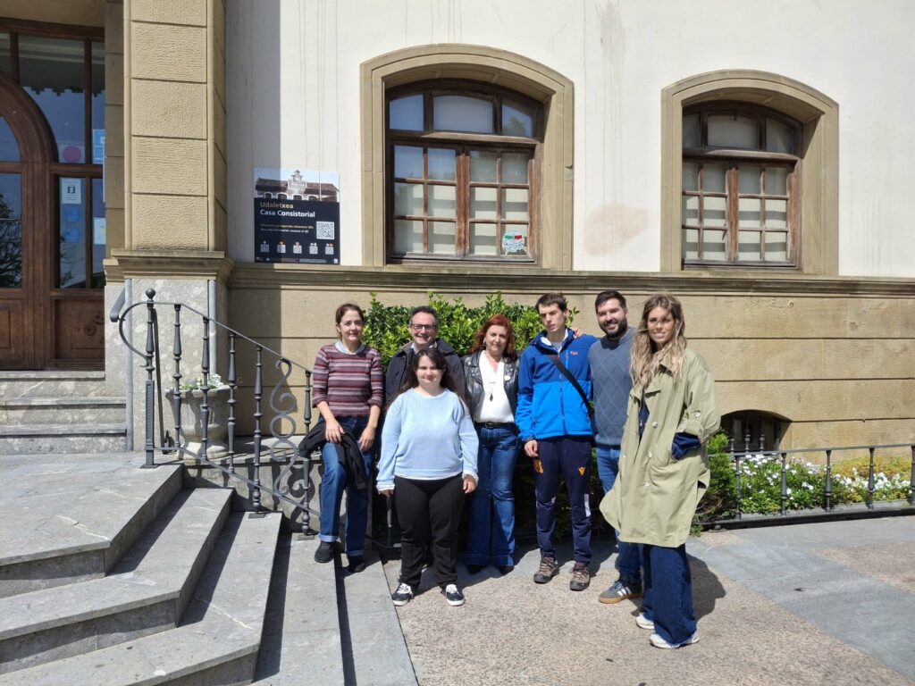 foto grupal ante el ayuntamiento de gorliz
