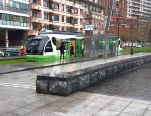 Un tranvía de Euskotren en una parada de la red de Bilbao, España