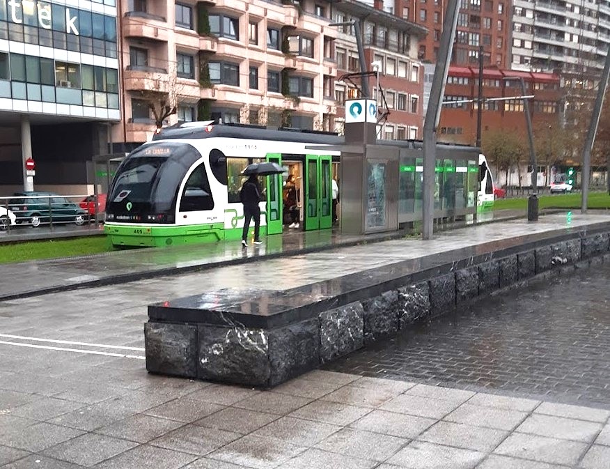 Un tranvía de Euskotren en una parada de la red de Bilbao, España