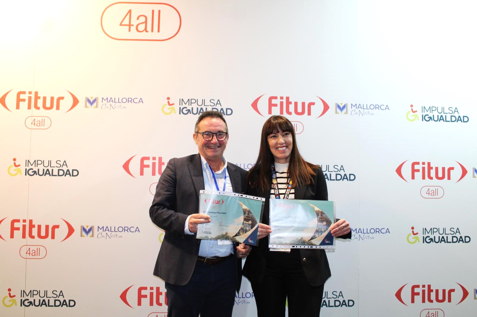 Jon Ceo de Puntodis y Leyre Sáez Directora de Turismo de la Diputación Foral de Bizkaia