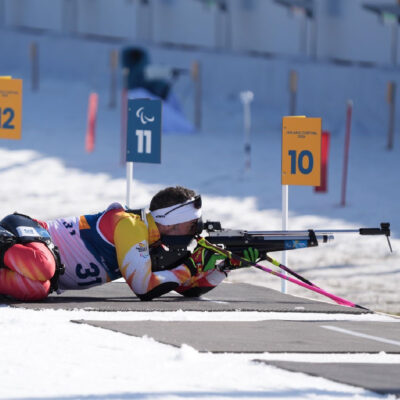 Higinio Rivero dispara en posición tumbada durante la prueba de biatlón sprint en los Juegos Paralímpicos de Invierno Milano Cortina 2026.