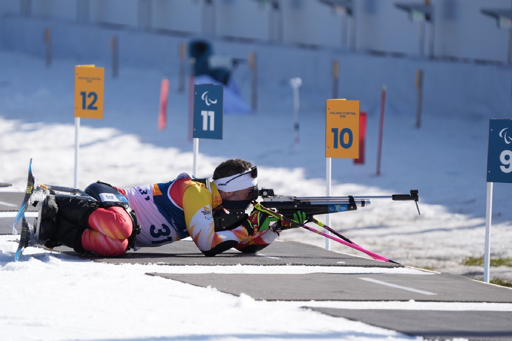 Higinio Rivero dispara en posición tumbada durante la prueba de biatlón sprint en los Juegos Paralímpicos de Invierno Milano Cortina 2026.