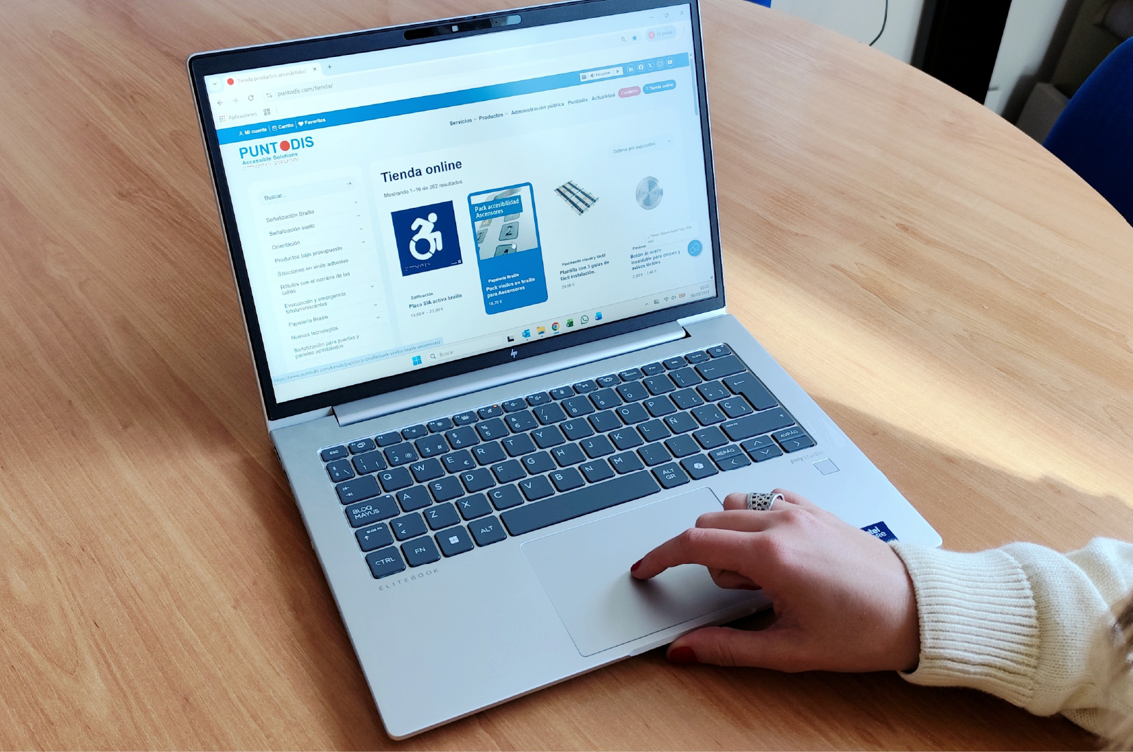 persona navegando en un ordenador en la tienda online de Puntodis
