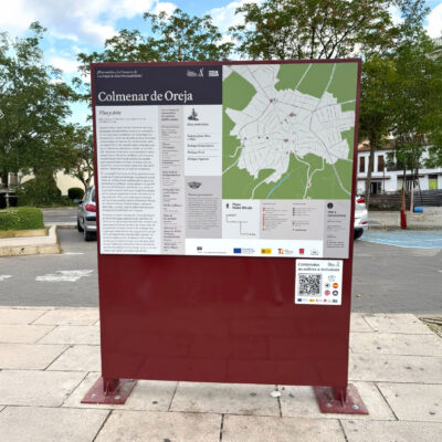 totem turistico con QR para acceder a información accesible