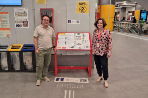 Jon Imanol Ibarra, CEO de Puntodis, y Soledad Pérez-Galdós, coordinadora de Infraestructuras e Innovación del Consorcio Regional de Transportes de Madrid (CRTM), posan junto al nuevo plano tacto-visual accesible del Intercambiador de Plaza de Castilla.