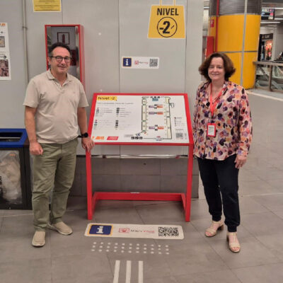 Jon Imanol Ibarra, CEO de Puntodis, y Soledad Pérez-Galdós, coordinadora de Infraestructuras e Innovación del Consorcio Regional de Transportes de Madrid (CRTM), posan junto al nuevo plano tacto-visual accesible del Intercambiador de Plaza de Castilla.