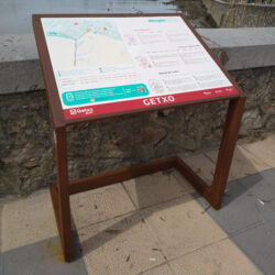 Tótems y atriles. Atril en acero corten con plano tactovisual