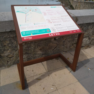 Tótems y atriles. Atril en acero corten con plano tactovisual