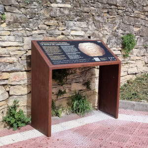 Tótems y atriles. Atril en acero corten con panel con relieves.