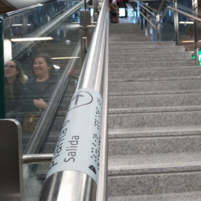 Señales accesibles para pasamanos con braille en la que pone planta 0 salida