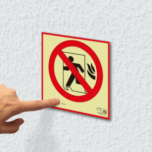 Ejemplo de colocación en pared de la placa