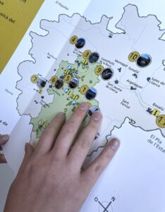 Detalle de los relieves y el braille del plano de mano de La Garrotxa.