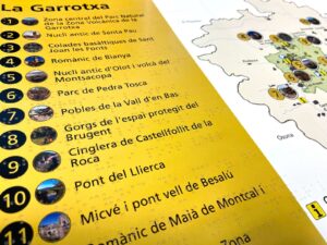 Detalle de los relieves y el braille del plano de mano de La Garrotxa.